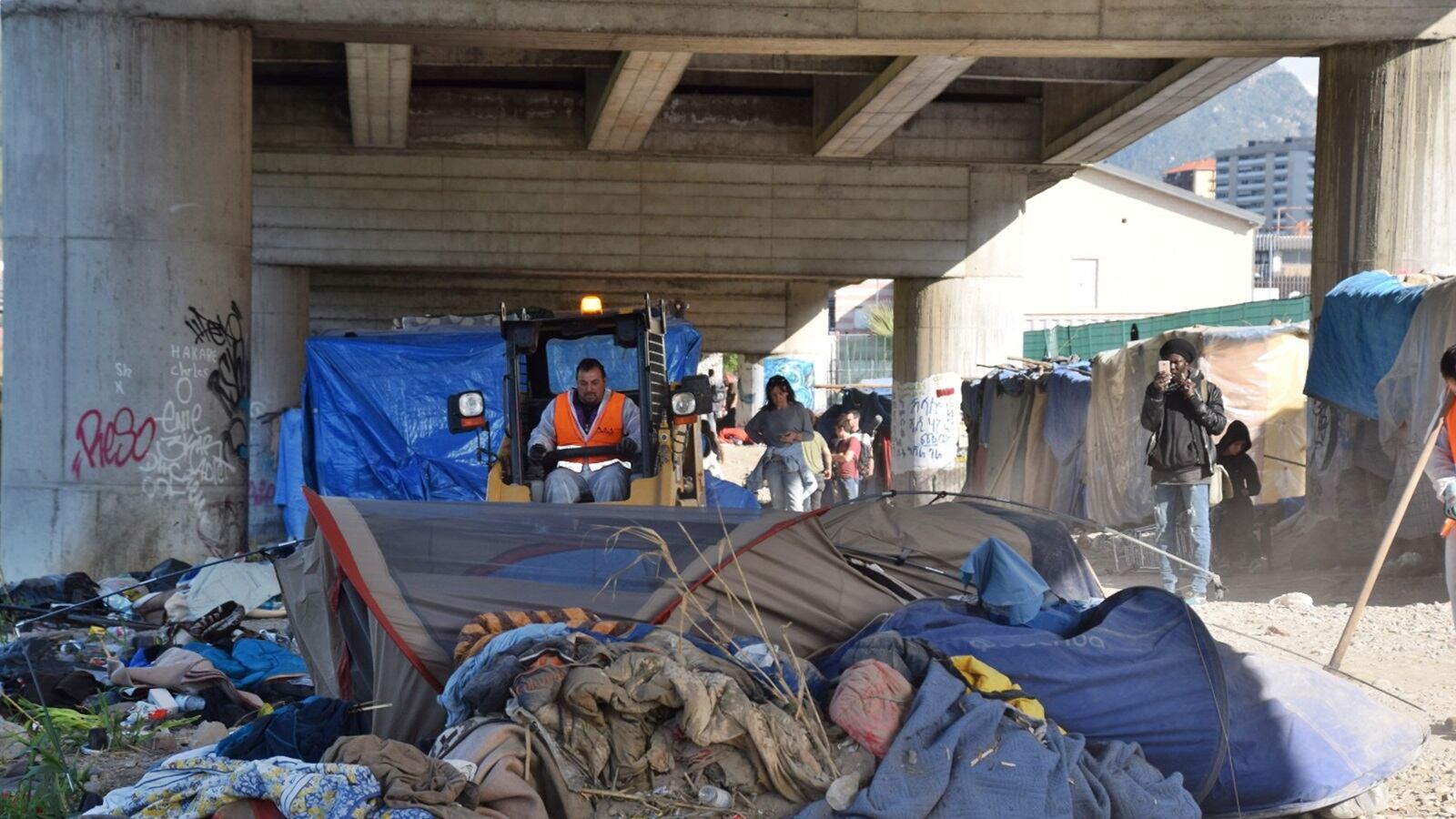 Ventimiglia, va a fuoco la tendopoli sgomberata