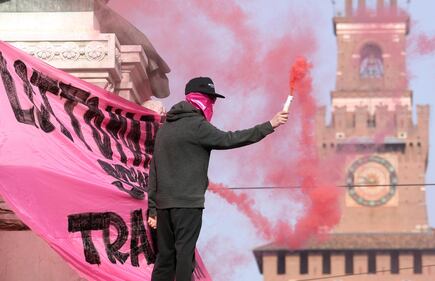 "Generazione meticcia e queer". A Milano sfila il corteo "transfemminista" 8