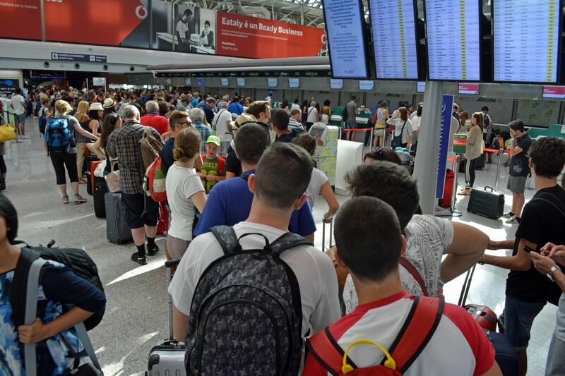 Lunghe file di passeggeri attendono ai check in a Fiumicino 6