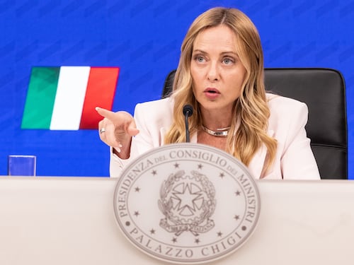 Meloni a tutto campo: “Tetto agli stranieri norma di buonsenso. Il Colle non è contro”. Sulle critiche M5s al bollo auto: “Stiamo ancora pagando i bonus edilizi di Conte”