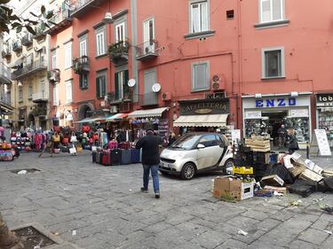 Emergenza coronavirus, strade e piazze di Napoli vuote 3
