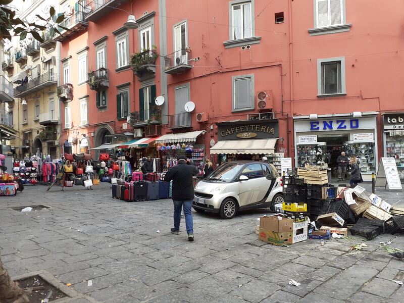 Emergenza coronavirus, strade e piazze di Napoli vuote 3