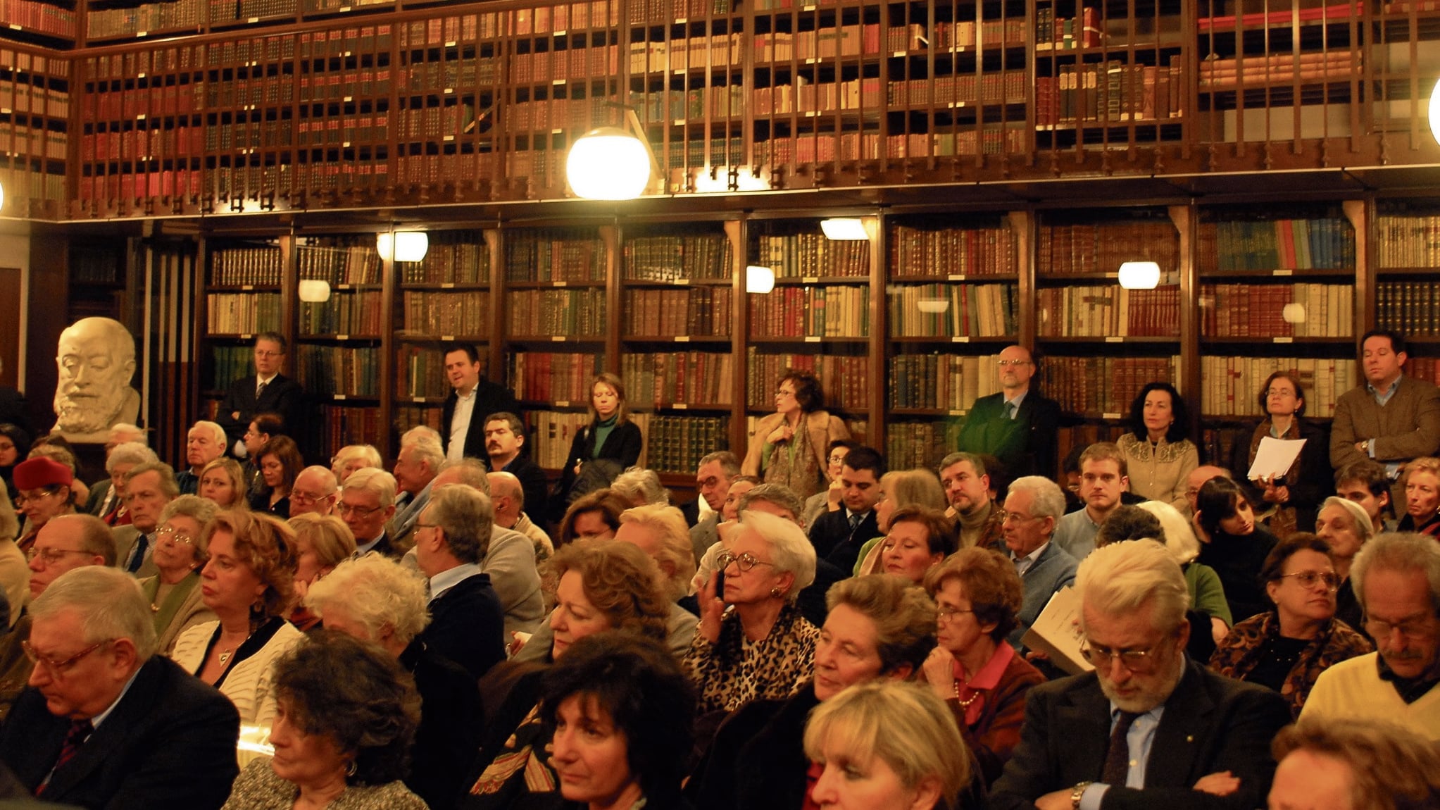 Libri ammuffiti e tarlati Un viaggio tra i danni all'oro (antico) di carta