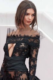 Emily Ratajkowski, l'abito di pizzo nero che incanta Cannes 19
