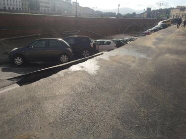 Firenze, auto sprofondate sul Lungarno 9