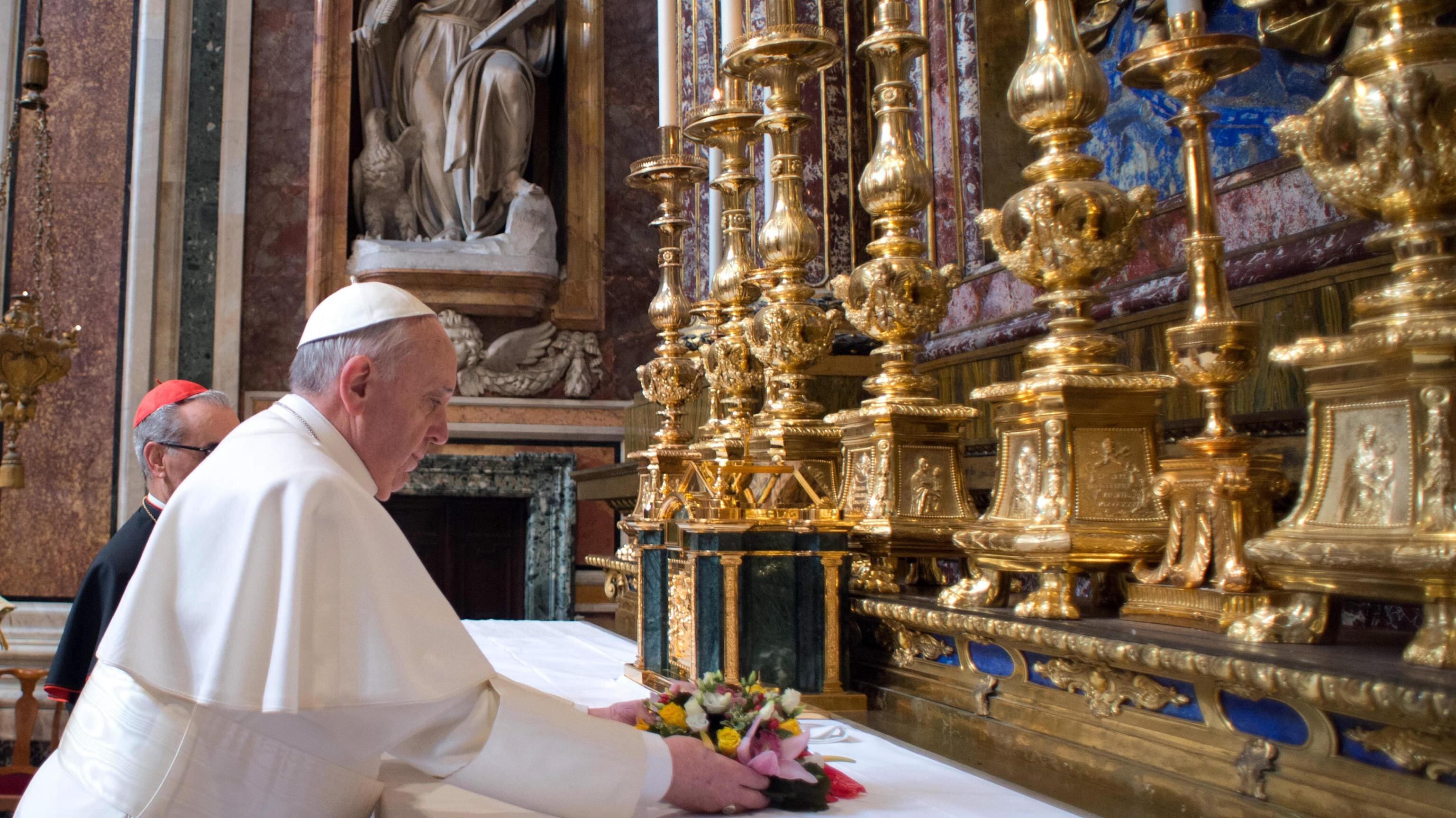 Il papa Francesco in preghiera: "Siate misericordiosi verso le anime"