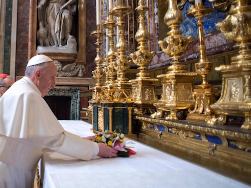 Il papa Francesco in preghiera: "Siate misericordiosi verso le anime"