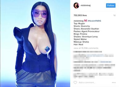 Nicki Minaj fuori di seno alla Paris Fashion Week 2