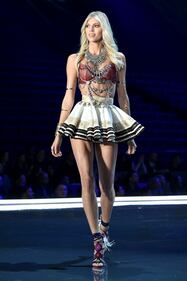 Devon Windsor sfila al Victoria's Secret Fashion Show 5