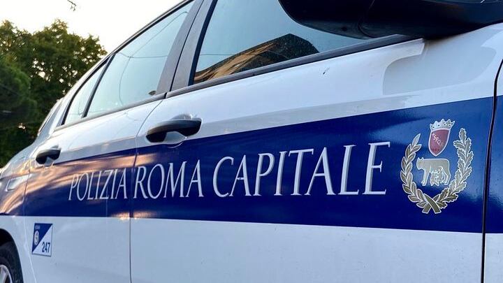 Rifiuti di ogni tipo nella sede dei vigili: protesta dei sindacati