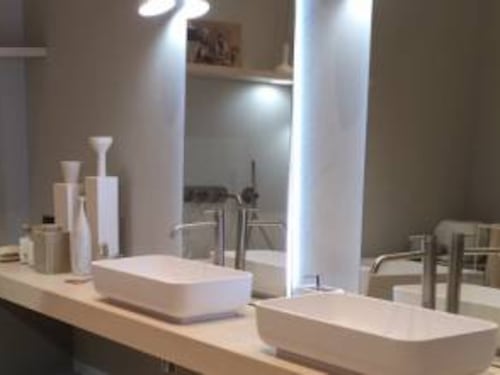 Usa il cellulare nella vasca da bagno: muore folgorata