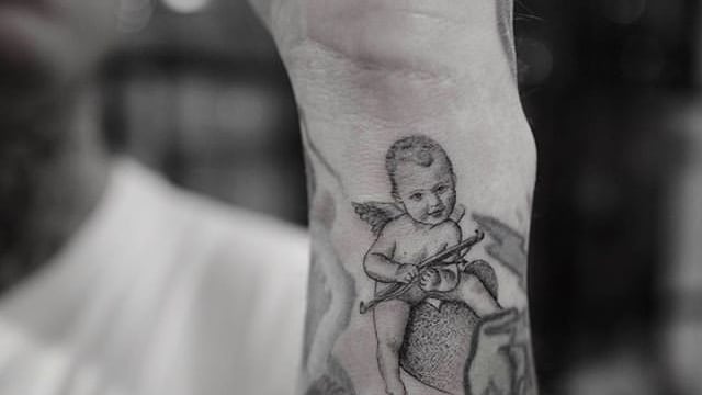 Fedez, nuovo tatuaggio con il piccolo Leo che fa da Cupido