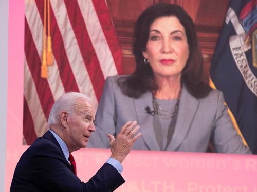 Cortocircuito dem a New York, la governatrice attacca Biden sui migranti: "Colpa del governo"
