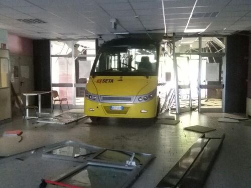 Carpi, rubano due autobus e li lanciano contro la scuola