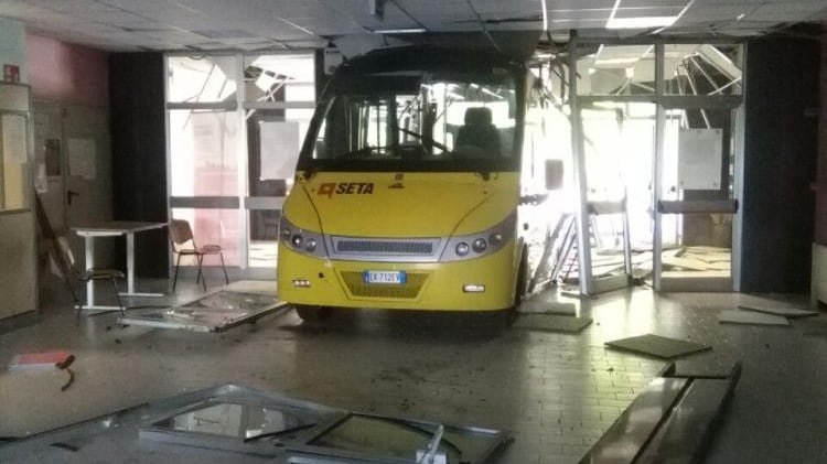 Carpi, rubano due autobus e li lanciano contro la scuola