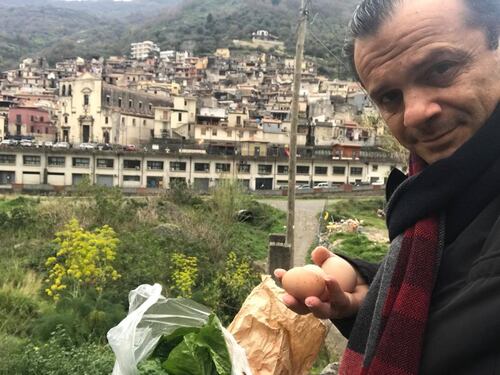 De Luca va a prendere le uova dai genitori, sui social impazza la polemica