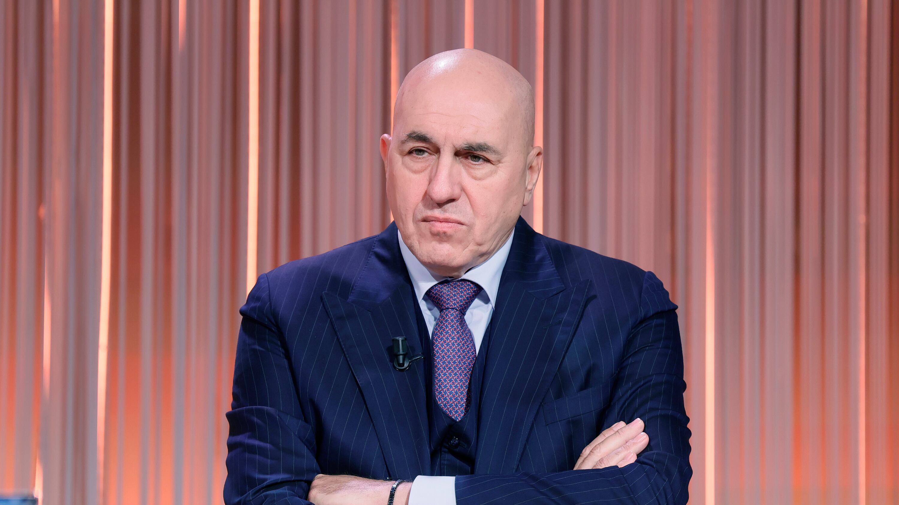 Crosetto bloccato a Dubai, scoppia il caso politico