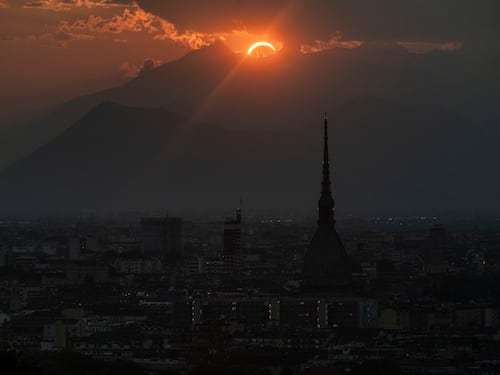 L’eclissi della libertà oscura gli atenei. Viaggio a caccia di un nuovo “sole”