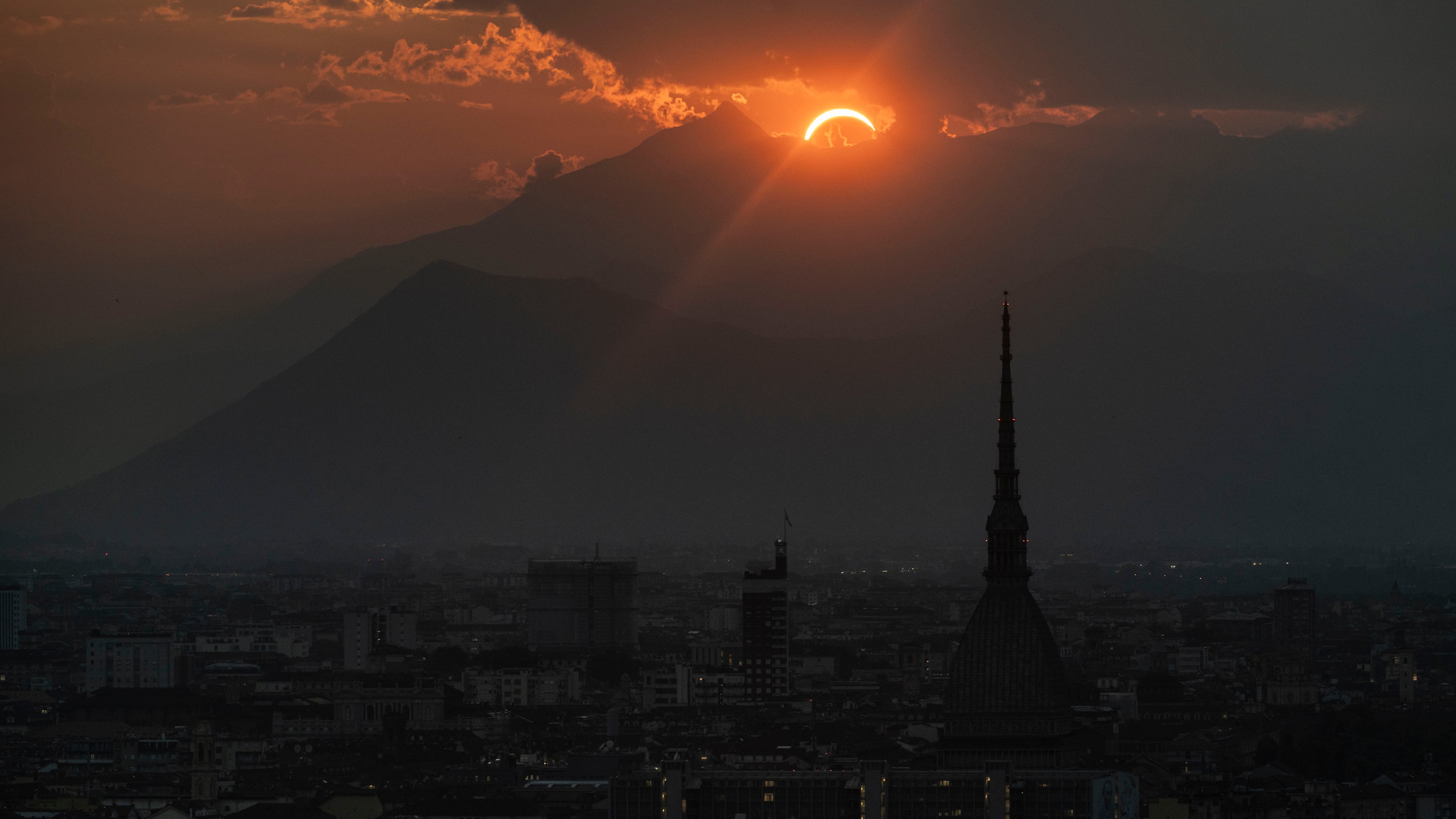 Lo spettacolo nel cielo con l'eclissi solare
