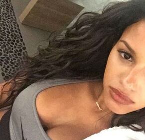 Fanny Neguesha sensuale in abito da sposa 11