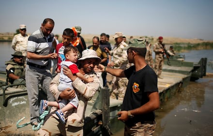 A sud di Mosul per gli iracheni la vita continua 12