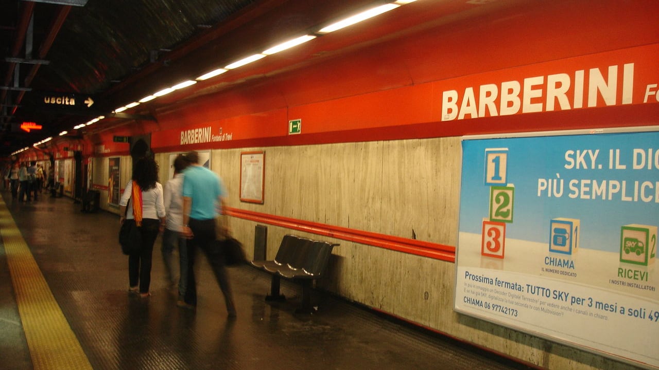 Panico nella metro di Roma, borseggiatore usa lo spray al peperoncino