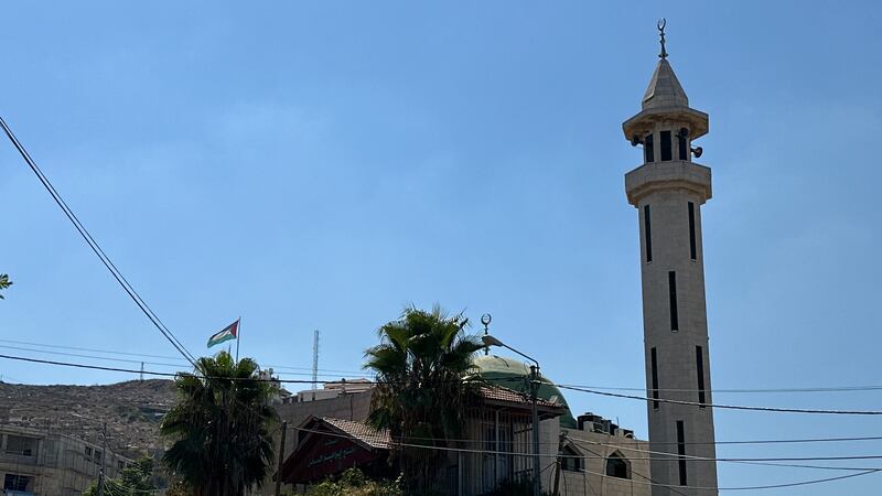 Moschea di Nablus con badierone palestinese che domina la città