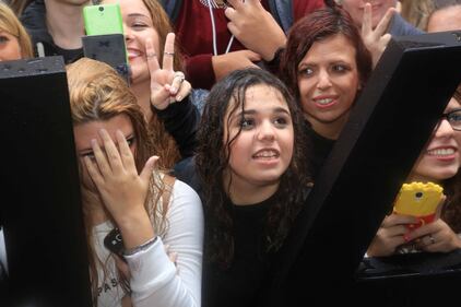 Cara Delevingne e Kate Moss a Milano, folla in delirio 6