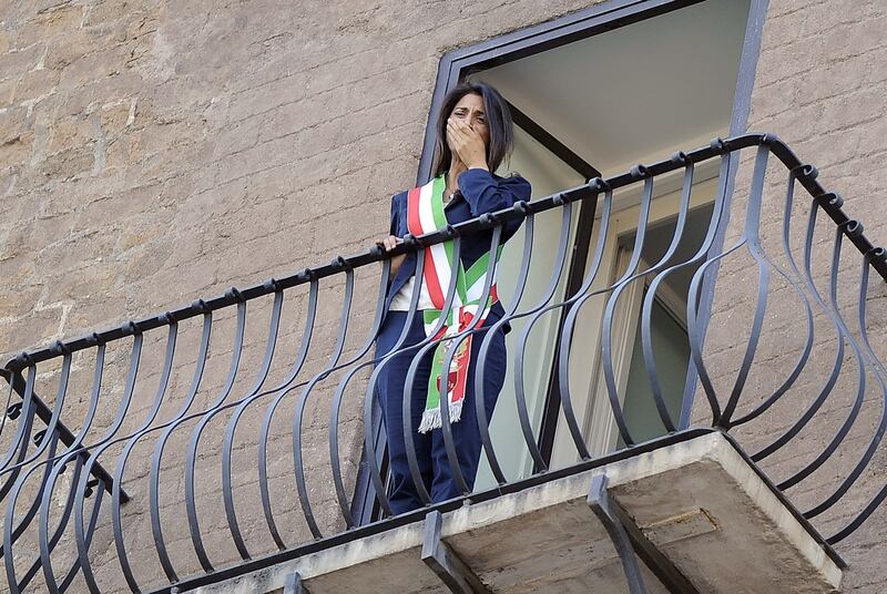 La Raggi si affaccia dal balcone del Campidoglio e si commuove 3