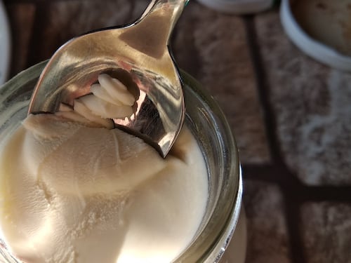 Lo yogurt attaccato al coperchio si può mangiare?