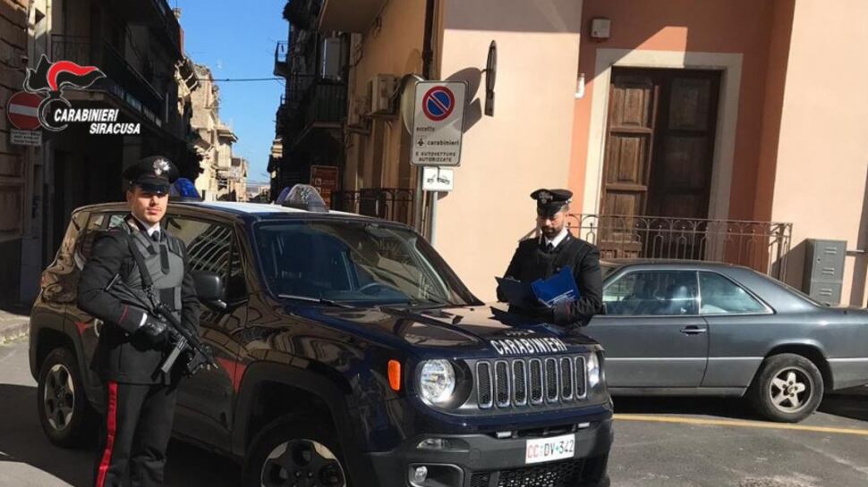 Litiga con il marito e si lancia dal balcone con le figliolette di 6 mesi