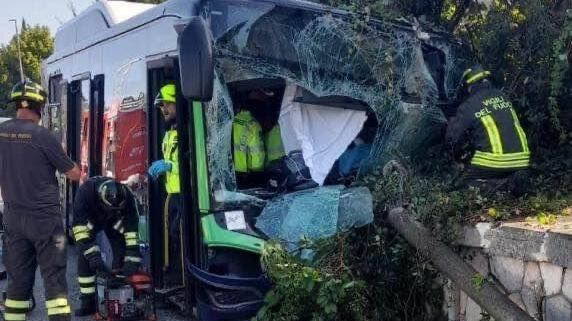 Verona, autobus esce di strada e finisce contro un muretto: un morto e 7 feriti