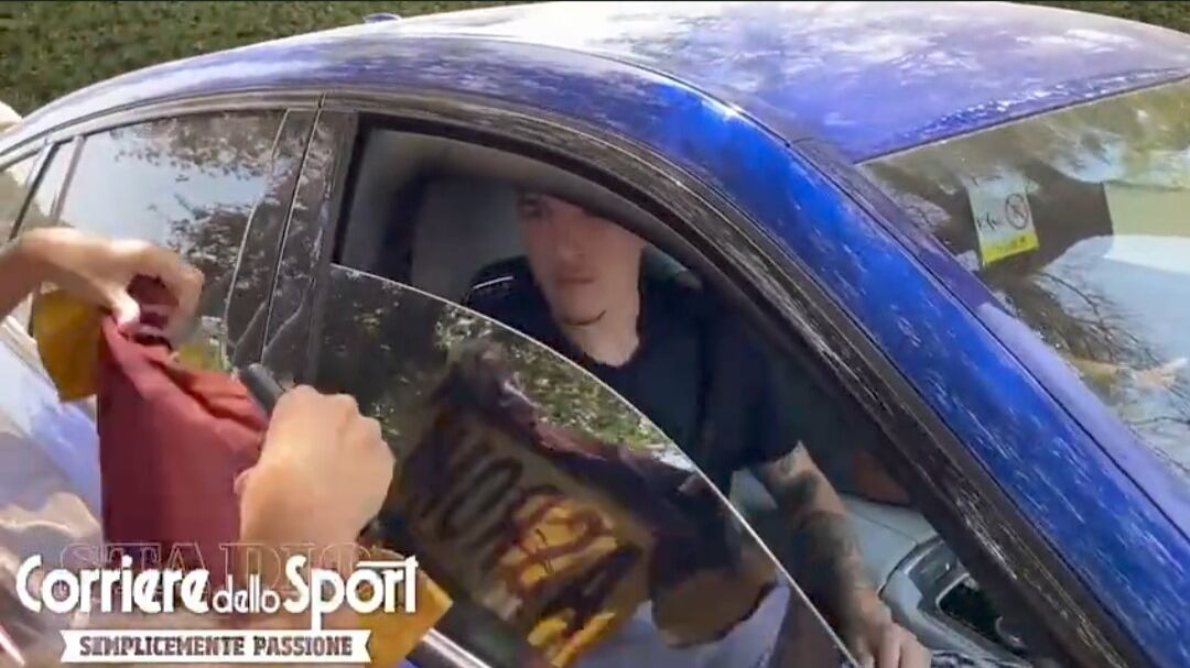 "Non andare alla Juve" e lui resta in silenzio: l'incontro tra i tifosi della Roma e Zaniolo