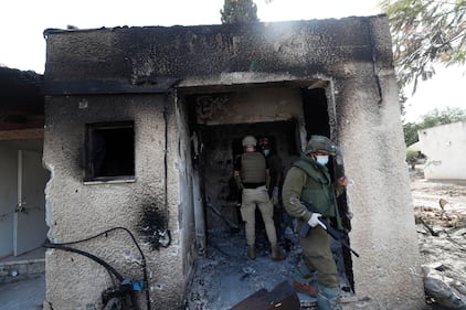 I soldati israeliani radunano e portano via i cadaveri dal kibbutz 5
