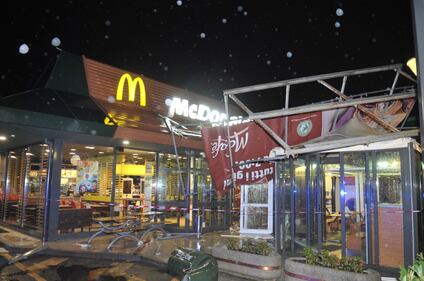 Crolla gazebo di McDonald's: un bimbo ferito 16