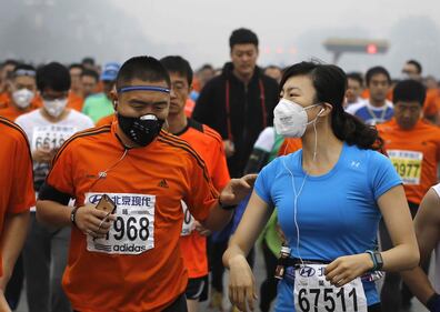 Pechino e smog: maratona si corre  con le mascherine 2