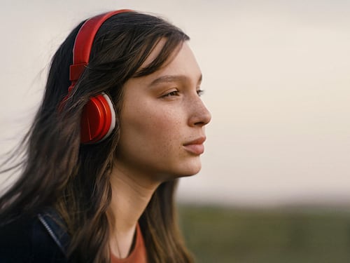 Musica senza barriere. Sarah Toscano sul set. "Sono la voce di chi non sente"