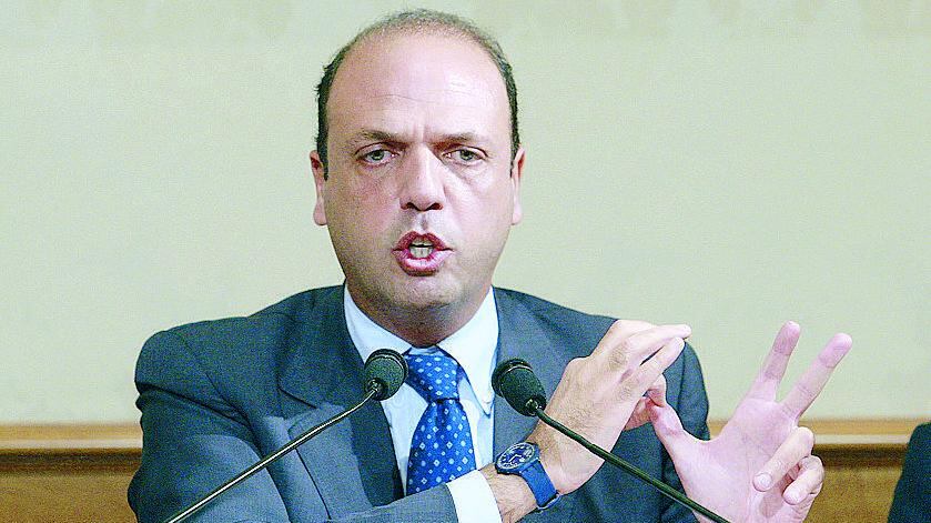 «Se riprovi sto con te, ma dimmelo» Così Alfano ha fatto il passo di lato