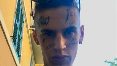 Young Signorino schiaffeggia uno spettatore al concerto: "Fidati, questa è educazione"
