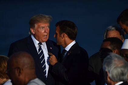 A Biarritz stretta di mano tra Macron e Trumo  3