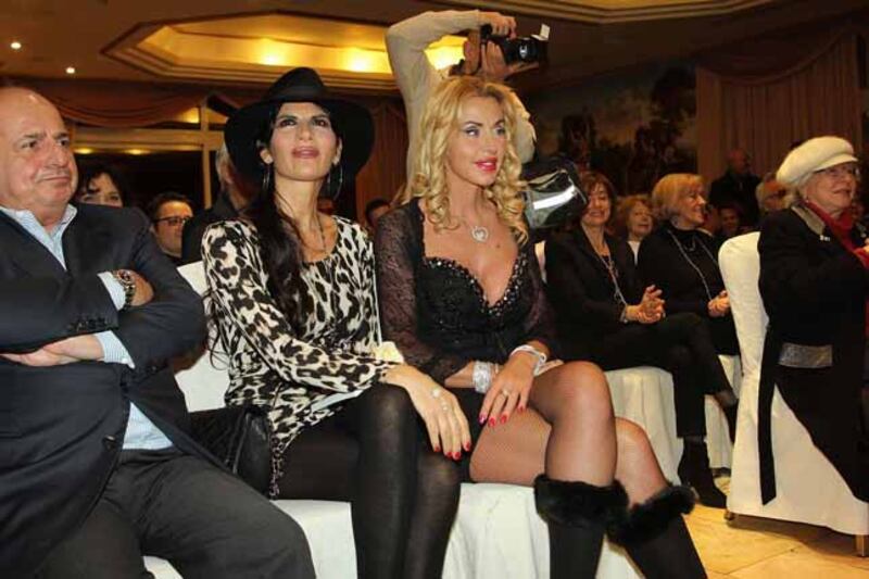 Valeria Marini, bomba sexy tra pubblico e privato  17