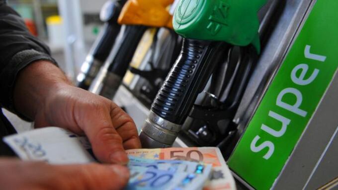 I ladri continuano a svaligiarlo. Il titolare: "Accetto solo il bancomat"