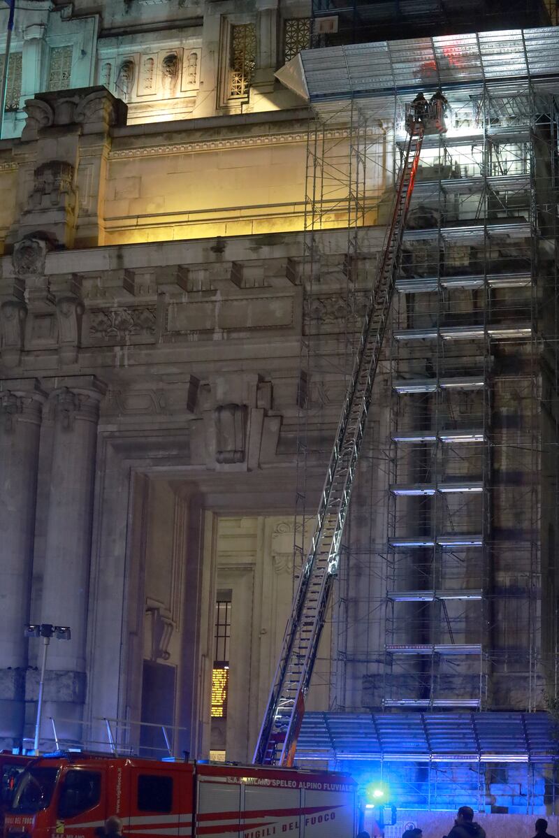 Milano, un uomo si arrampica sulla facciata della stazione Centrale 7