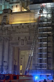 Milano, un uomo si arrampica sulla facciata della stazione Centrale 7