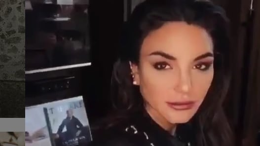 Chiara Biasi insultata: “Sei travestita da escort?”. Lei gela l’hater così