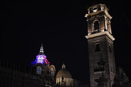 La Cappella del Guarini di Torno illuminata con il tricolore francese  3