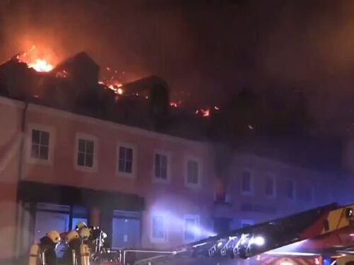 Germania, fiamme in un centro profughi. La folla cerca di fermare i vigili