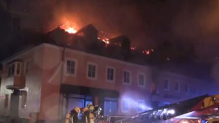 Germania, fiamme in un centro profughi. La folla cerca di fermare i vigili