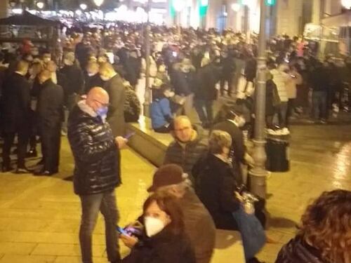 Bari, il centro affollato nel giorno di festa