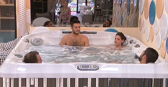 Grande Fratello 14, baci e nudi bollenti nell'idromassaggio 2